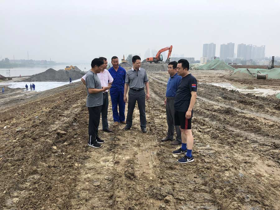 區(qū)長黃進督查湖北水建施工的清河口磷石膏堆場整治工程